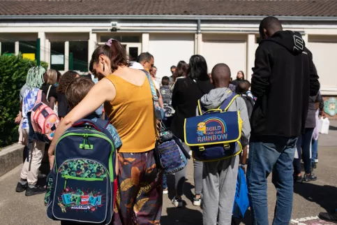 Des enfants accompagnés par leurs parents lors de la rentrée scolaire. 