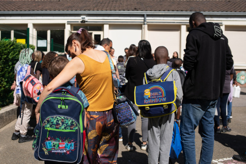 Des enfants accompagnés par leurs parents lors de la rentrée scolaire.