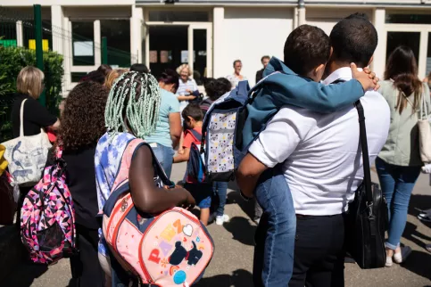 Les jeunes enfants accompagnés par leurs parents lors de la rentrée des classes