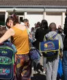 Des enfants accompagnés par leurs parents lors de la rentrée scolaire. 